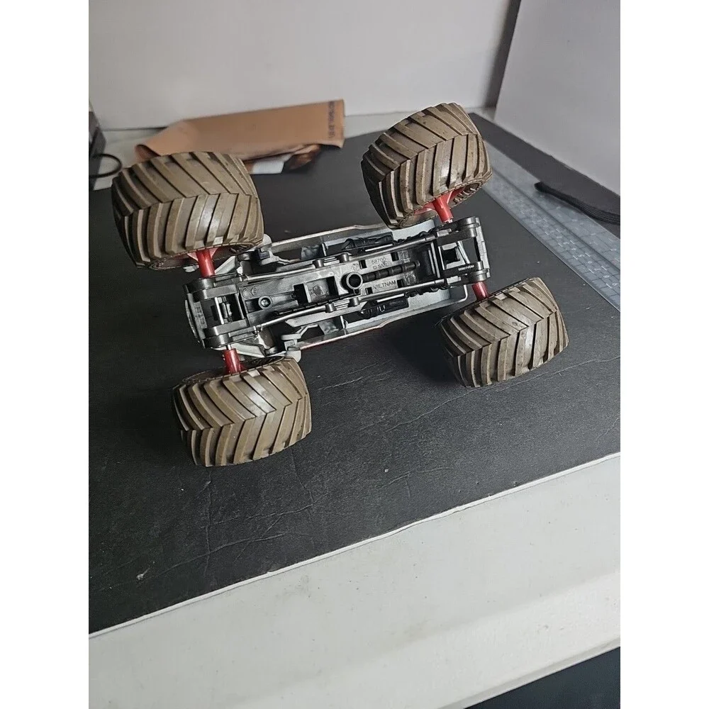 Hot Wheels Monster Jam Zombie Truck Moving Arms 1:24